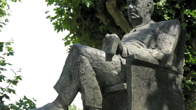 Monumento a Camilo José Cela en Padrón