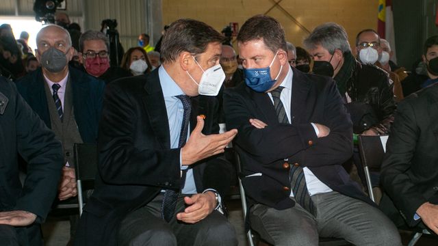 El ministro Luis Planas y el presidente Emiliano García-Page, este viernes en una visita a zonas de regadíos en Castilla-La Mancha