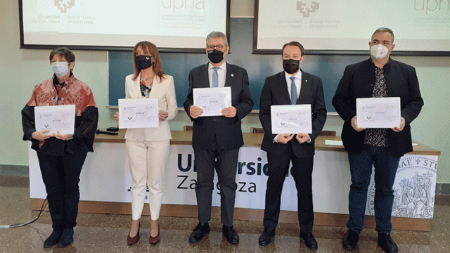 De izquierda a derecha: Sabine Forero-Mendoza (directora ejecutiva de la alianza europea UNITA de la Université de Pau et des Pays de I´Adour); Eva Ferreira (rectora de la Universidad del País Vasco); José Antonio Mayoral (rector de la Universidad de Zaragoza); Ramón Gonzalo (rector de la Universidad Pública de Navarra); y  y Jon Abril (coordinador general de Elhuyar).