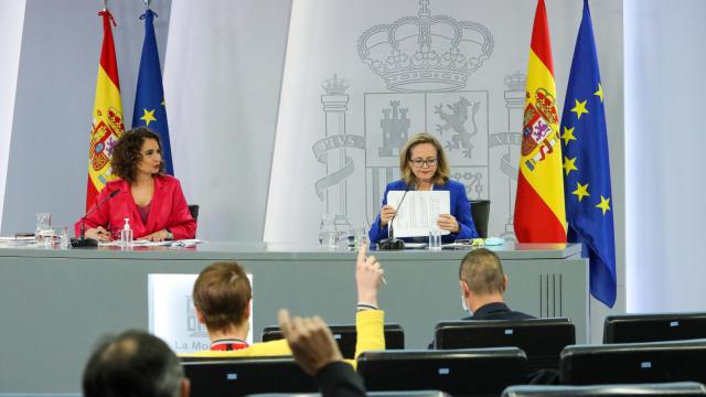 La ministra de Hacienda, María Jesús Montero, y la vicepresidenta primera, Nadia Calviño.