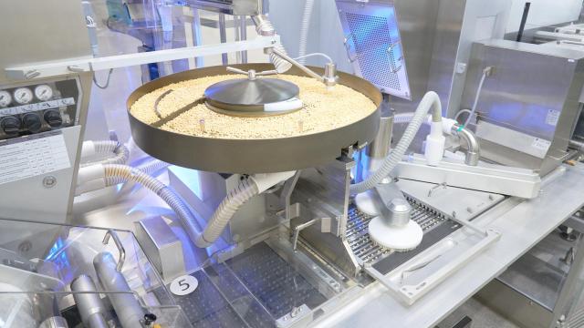 Envasado del medicamento contra la Covid de Pfizer en las instalaciones de Friburgo (Alemania).