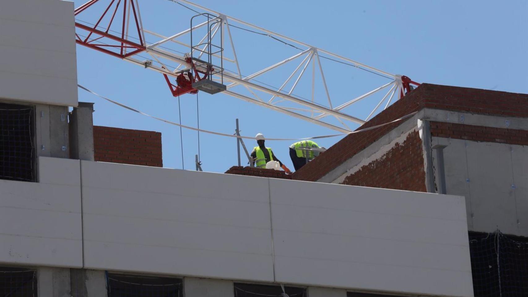 Imagen de la obra de construcción de un edificio de viviendas en Málaga.