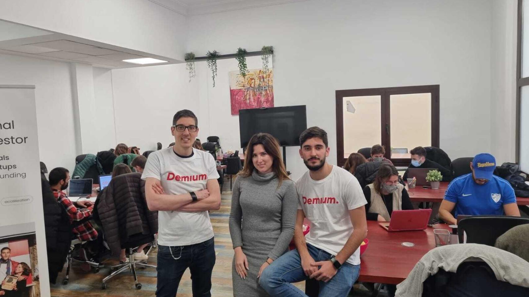 Álex Sánchez, Ana Rodríguez  y Ramón Rubio, en la sede malagueña de Demium.
