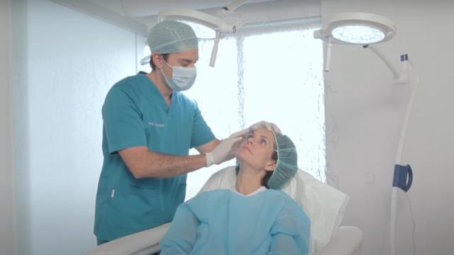 El doctor Salagaray con una paciente.