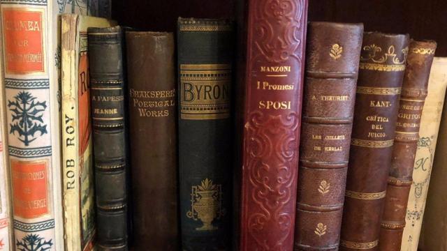 Algunos ejemplares de la Biblioteca de Emilia Pardo Bazán.