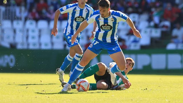 Lance de juego en el partido de la primera vuelta entre Racing de Santander y Deportivo.
