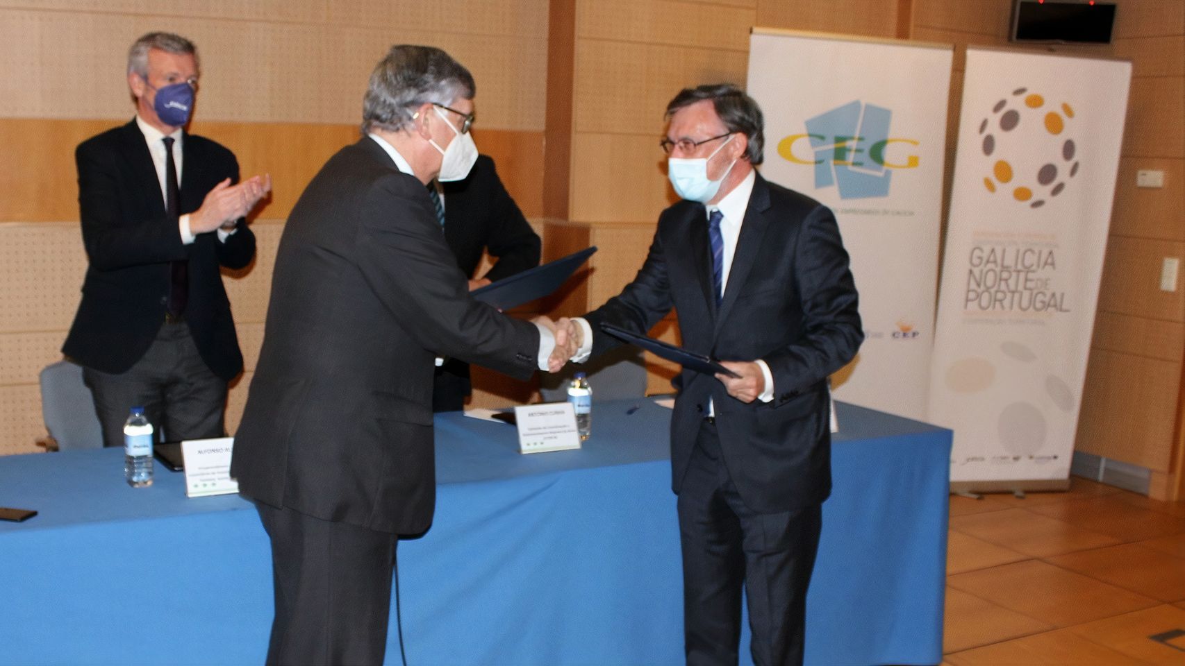 Nuno Almeida y Juan Manuel Vieites tras la firma del acuerdo.