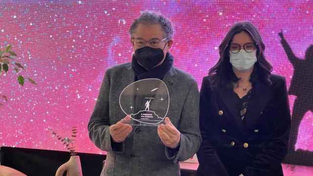 Roberto Verino tras la entrega del galardón por parte de AJE Ourense.