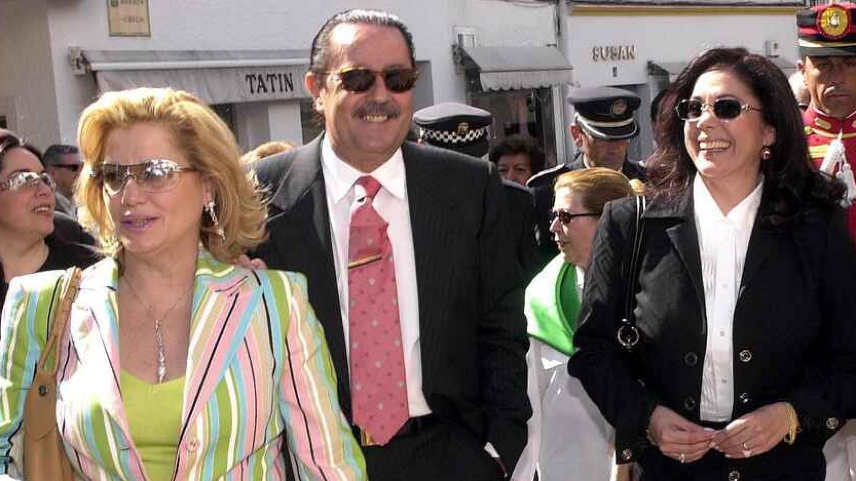 Maite Zaldívar junto a Julián Muñoz e Isabel Pantoja en Marbella, en una imagen de archivo.