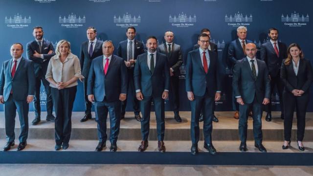 Primera fila: Aurelian Pavelescu (PNT-Rumanía), Marine Le Pen (AN-Francia), Viktor Orbán (Fidesz-Hungría), Santiago Abascal (Vox), Mateusz Morawiecki (PiS-Polonia), Jorge Buxadé (Vox) y Marlene Svazek (FPÖ-Austria). Detrás: Paolo Borchia (Lega-Italia), Valdemar Tomasevski (AFC-Lituania), Tom Van Grieken (Vlaams Belang-Bélgica), un representante del IMRO de Bulgaria, Martin Helme (EKRE-Estonia), Rob Roos (JA21-Países Bajos) y Vincenzo Sofo (Fratelli-Italia).