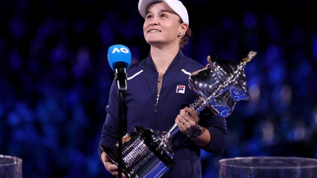 Ashleigh Barty con el título del Abierto de Australia 2022
