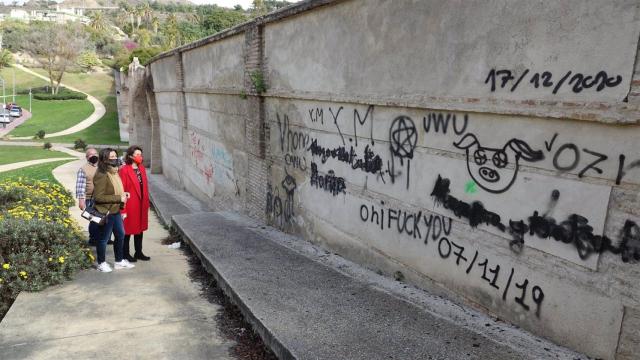 Las concejalas socialista Rosa del Mar Rodriguez y Lorena Dona.