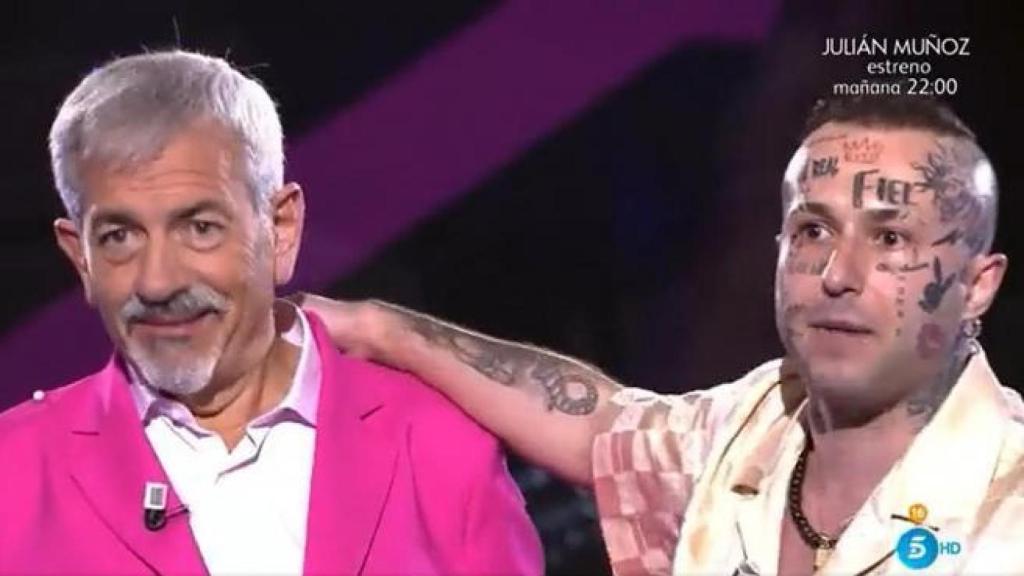 Jonathan Vaquero en su estreno televisivo junto a Carlos Sobera.