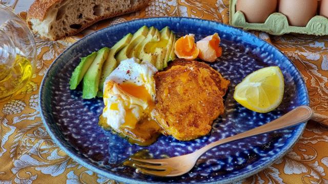 Tortitas de batata con aguacate y huevo, un desayuno de campeones
