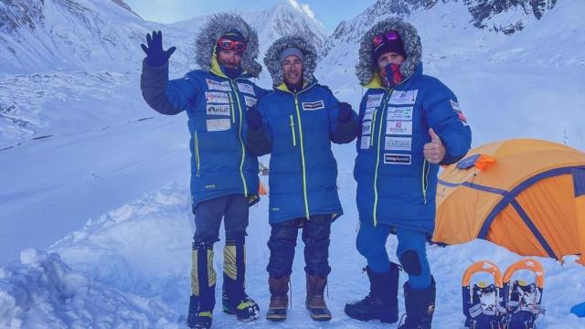 Alex Txikon junto a su equipo en el campo base del Manaslu