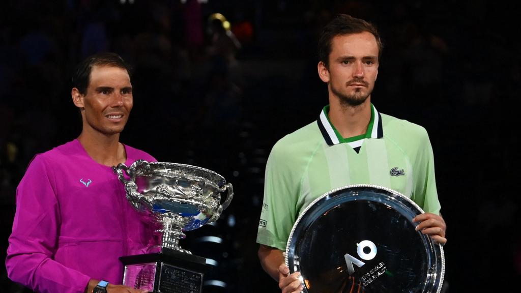 Rafael Nadal y Daniil Medvedev, en la ceremonia de premios del Open de Australia 2022.