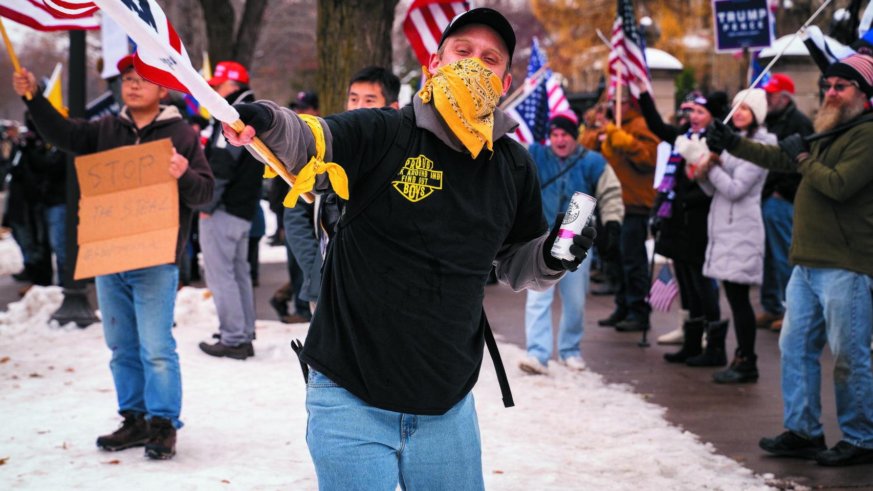 Un joven supremacista enarbola una bandera frente a la mansión del gobernador de minnesota en 2020. Foto: Chad Davis