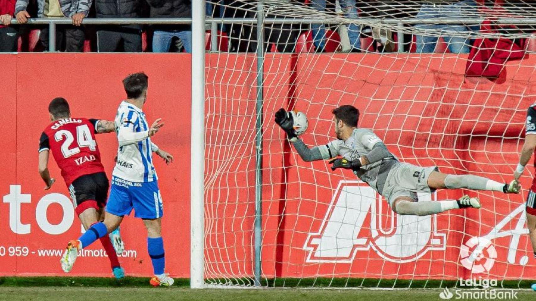 Sergio Camello, jugador del Mirandés marca ante Dani Barrio.