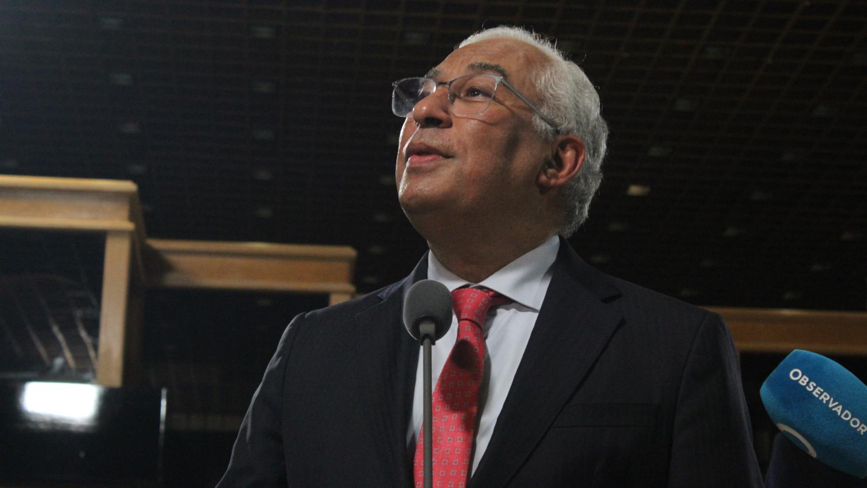 António Costa atiende a los medios a su llegada al hotel Altis, donde seguirá la noche electoral.