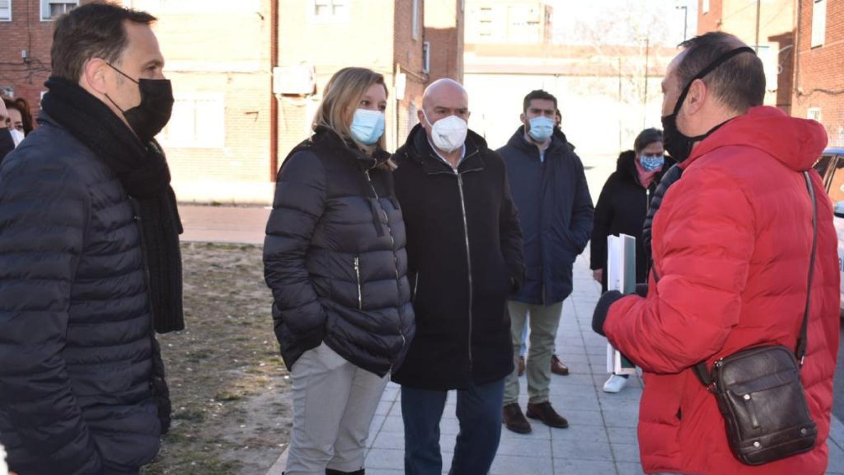 Carnero y Blanco, junto a Conrado Íscar, a su llegada a la reunión con 'Pajarillos Educa'