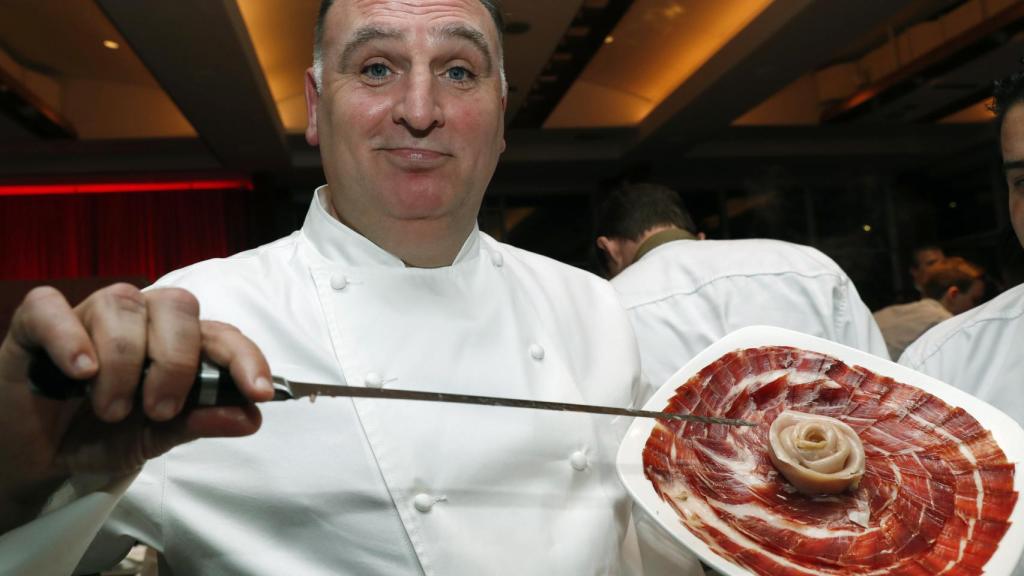 El chef José Andrés con un buen plato de jamón