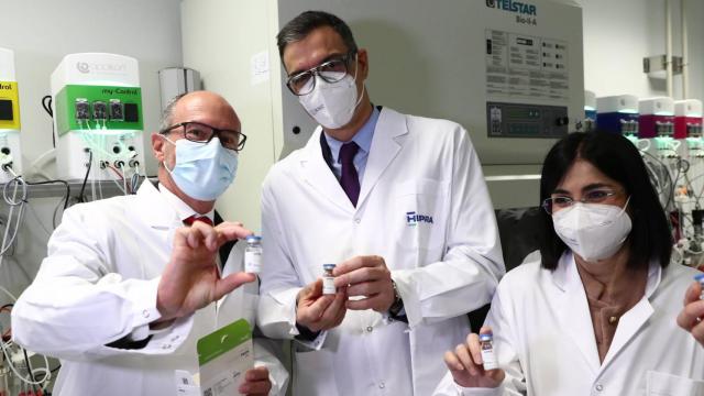 David Nogareda, presidente de Hipra (izquierda), con Pedro Sánchez y Carolina Darias durante la visita a las instalaciones de estos.