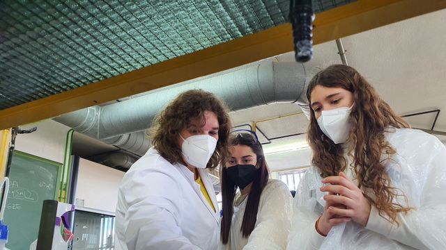 Estudiantes se transforman en científicos de la Universidad de Alicante.