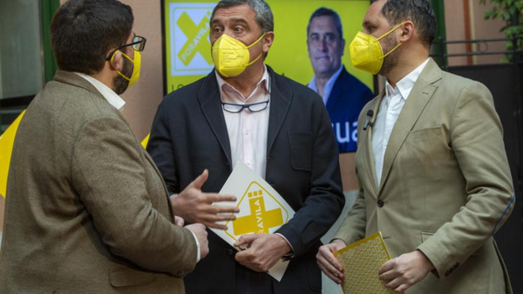 Director de campaña, Jesús Manuel Sánchez Cabrera, el cabeza de lista a las Cortes de Castilla y León, Pedro Pascual, y el presidente de Por Ávila, José Ramón Budiño.