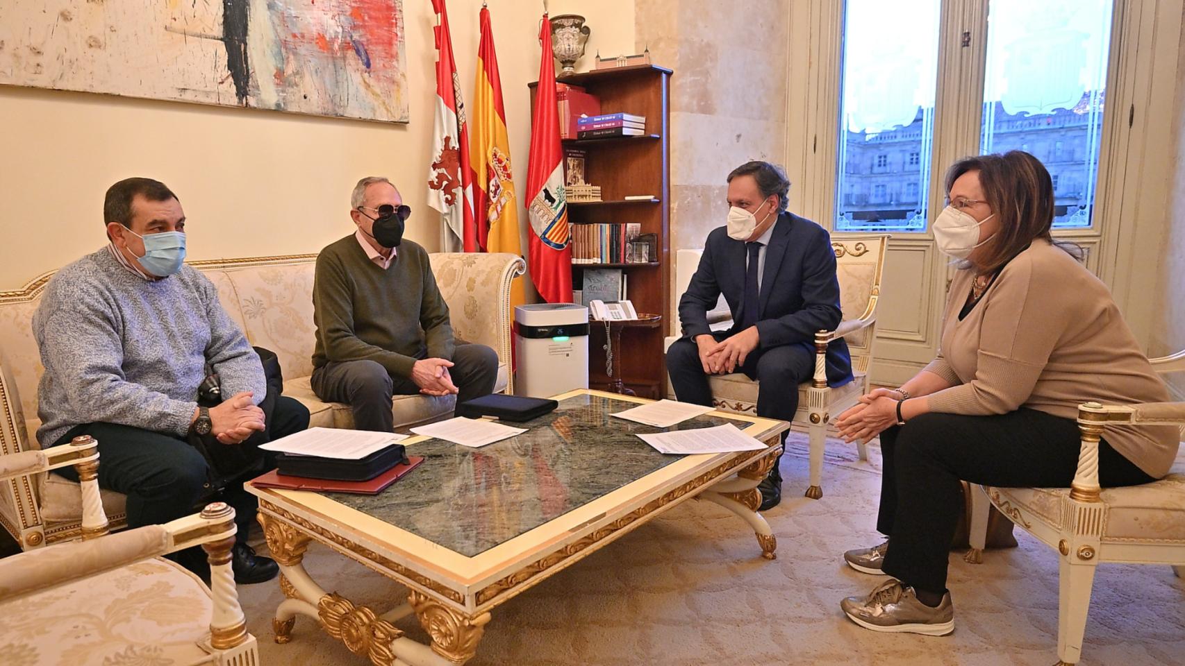Reunión del alcalde con representantes de las asociaciones de mayores