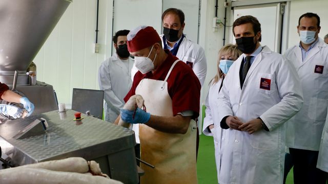 Pablo Casado, junto al presidente de la Diputación y el alcalde de Guijuelo, en una visita a una fábrica de embutidos./ ARRANZ ICAL