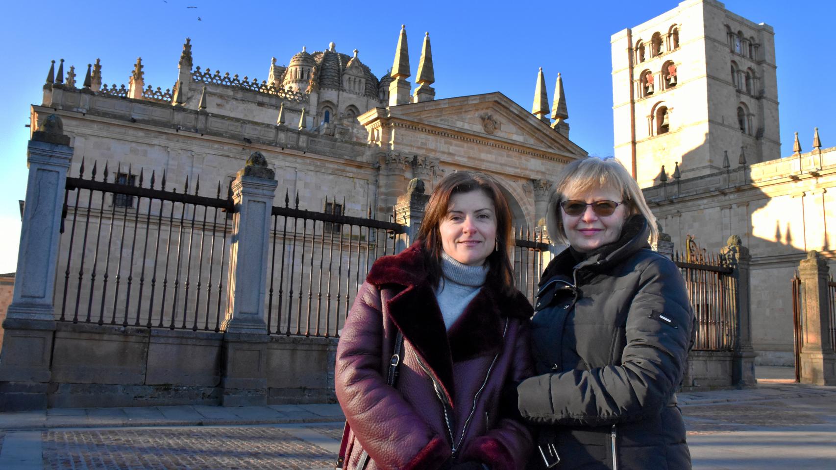 Liliia y Oksana, en la plaza de la Catedral de Zamora