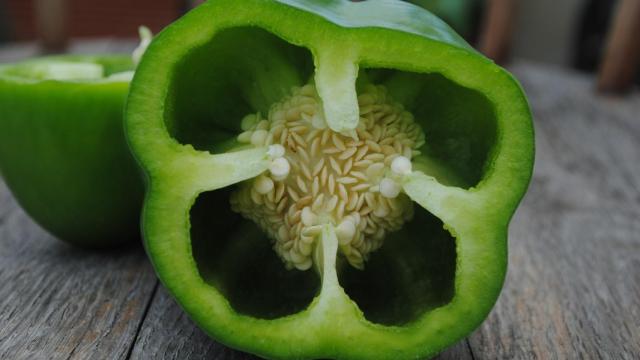 Un pimiento cortado por la mitad.