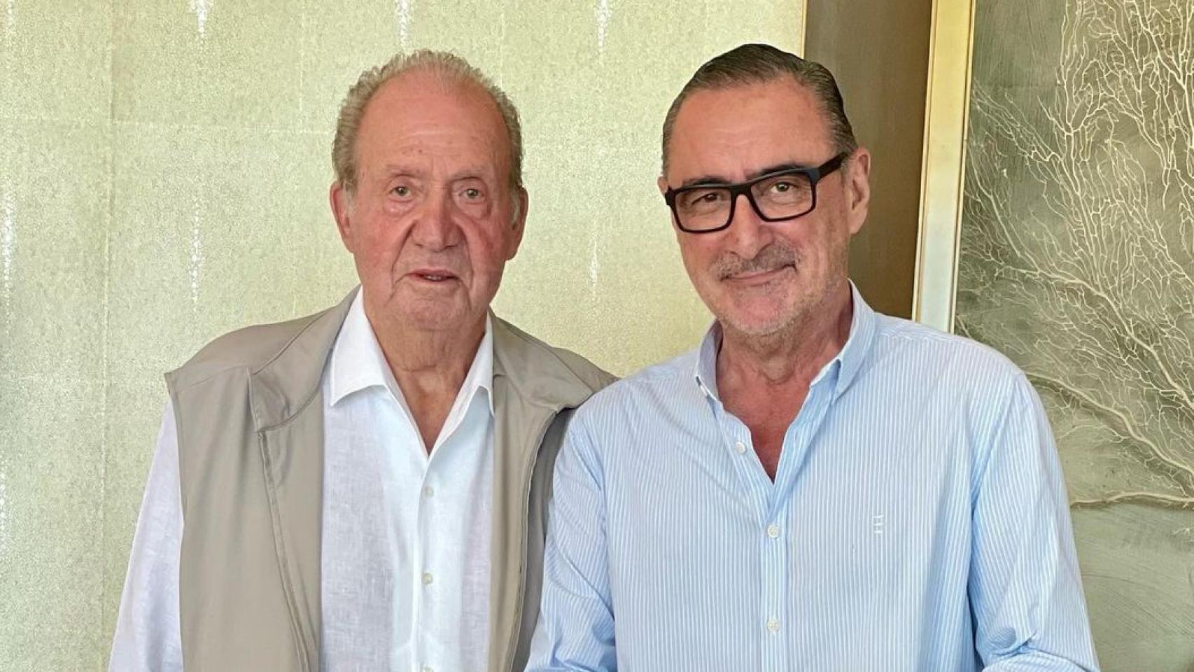 El rey Juan Carlos posa junto a Carlos Herrera en Abu Dabi.