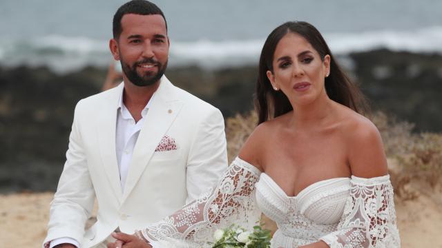 Anabel Pantoja y Omar Sánchez el día de su boda en La Graciosa.
