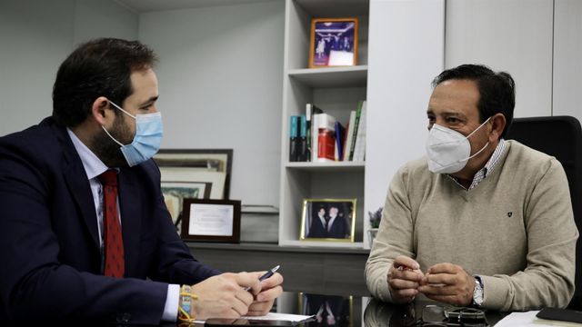 El presidente del PP de Castilla-La Mancha, Paco Núñez, este lunes con el presidente nacional de Asaja, Pedro Barato