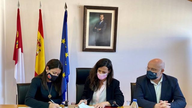 Firma del protocolo para las nuevas residencias de mayores. Foto: JCCM