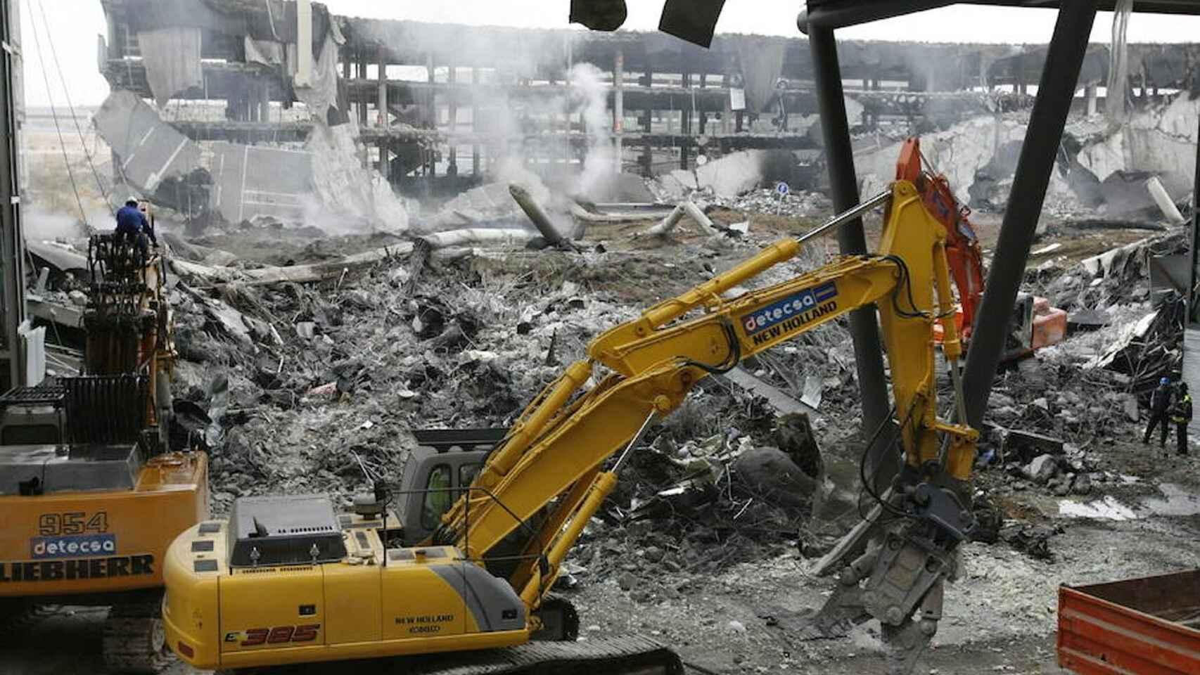 Derrumbe del aparcamiento de la T-4 tras el atentado.