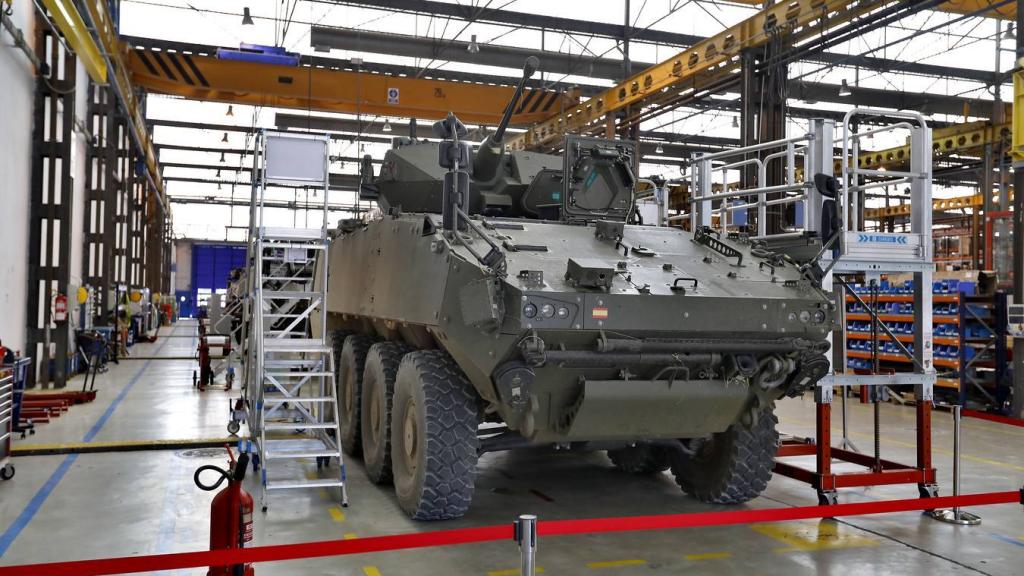 Un vehículo en la planta de Santa Bárbara Sistemas en Sevilla