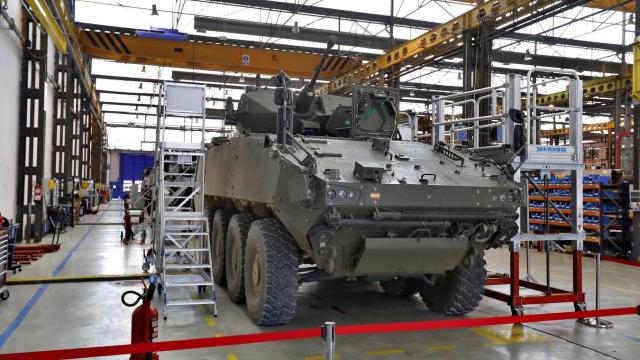 Un vehículo en la planta de Santa Bárbara Sistemas en Sevilla