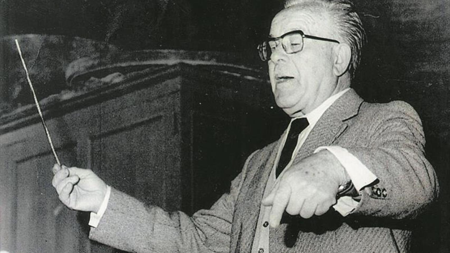 Perfecto Artola, durante la dirección de un concierto.