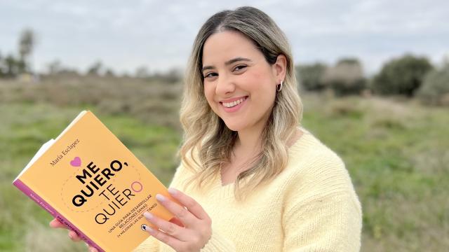 María Esclapez posa con su libro 'Me quiero, te quiero'.