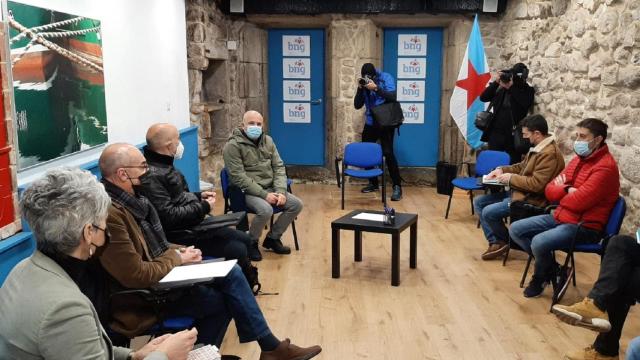 Néstor Rego se reúne con el comité de empresa de Alu Ibérica.