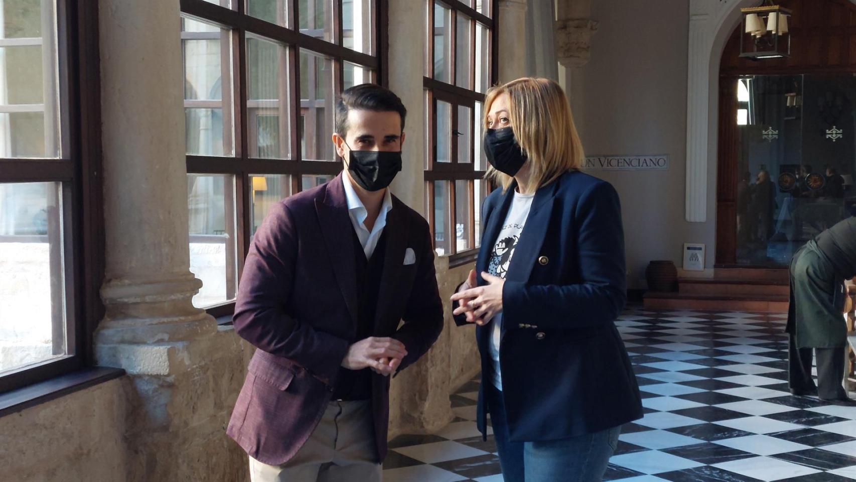 La presidenta del Grupo Parlamentario Ciudadanos, Carmen Picazo, y el presidente autonómico de AJE, Javier Redondo.