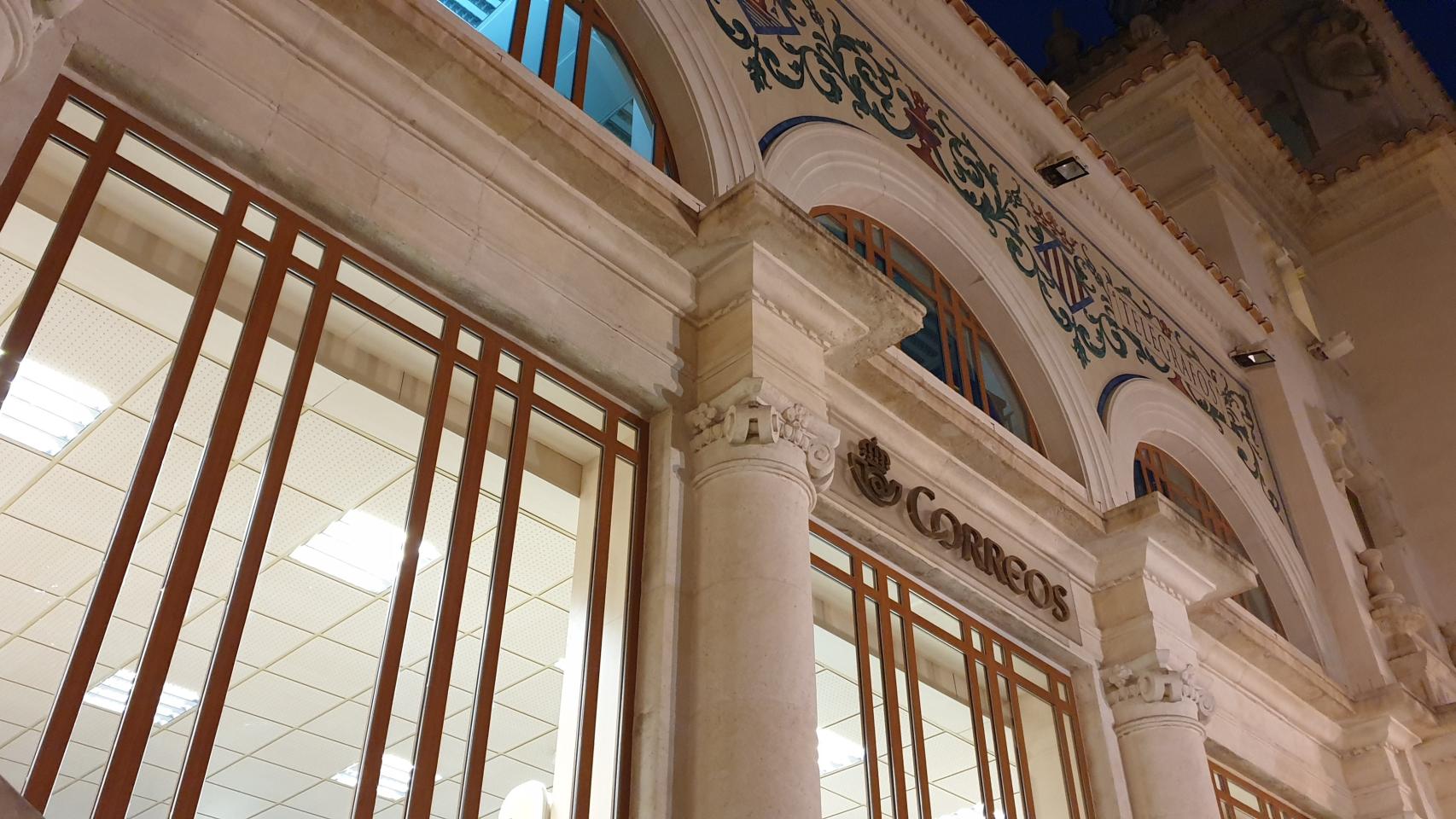 La compra de la Generalitat del edificio de Correos es duramente criticada por los sindicatos.