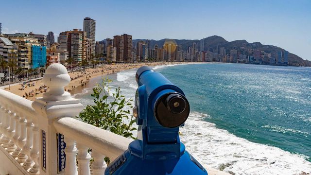 Vista de la playa de Levante de Benidorm desde el Mirador del Castillo.