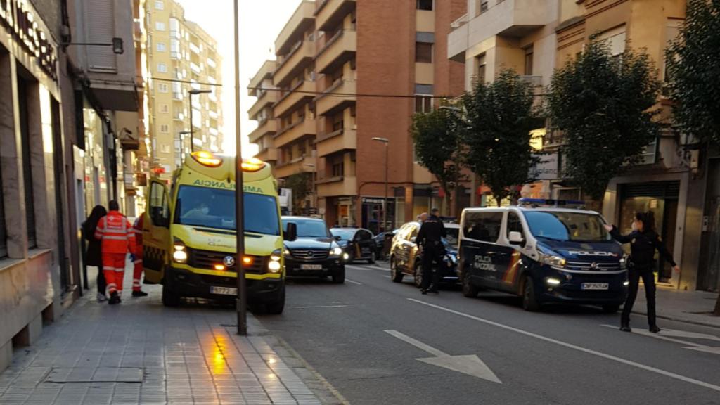 Foto de archivo de la Policía Nacional y ambulancia en la misma calle