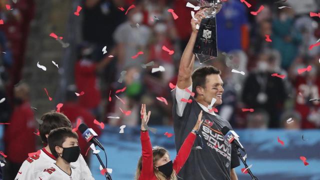 Tom Brady con el título de la última Super Bowl que ganó.