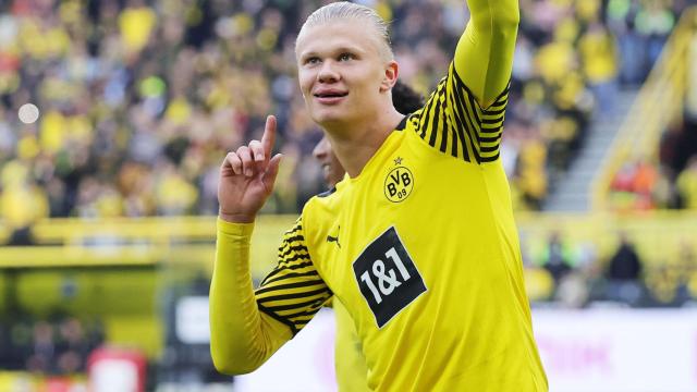 Erling Haaland celebra un gol con el Borussia Dortmund.