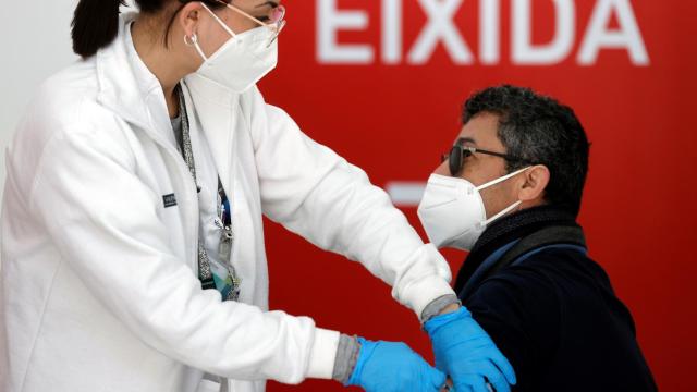 Una enfermera vacuna contra la Covid a una ciudadana en la Comunidad Valenciana.