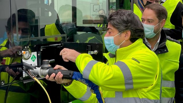 El consejero David Pérez, poniendo combustible al primer autobús público de Madrid que utiliza hidrógeno verde. FOTO: Comunidad de Madrid.